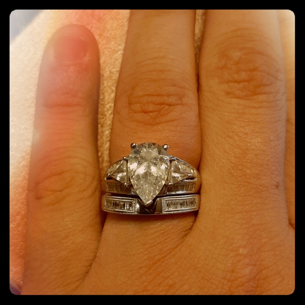 Amazing pear shaped wedding set